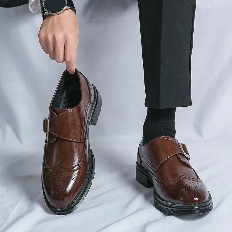 Perforerade herrskor med spänne – Loafers herrmode | LUMINĀFASH