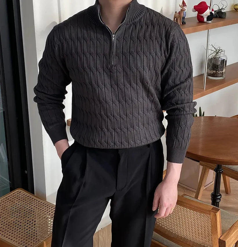 Herrpullover med halvdragkedja – detalj 2 | LUMINĀFASH