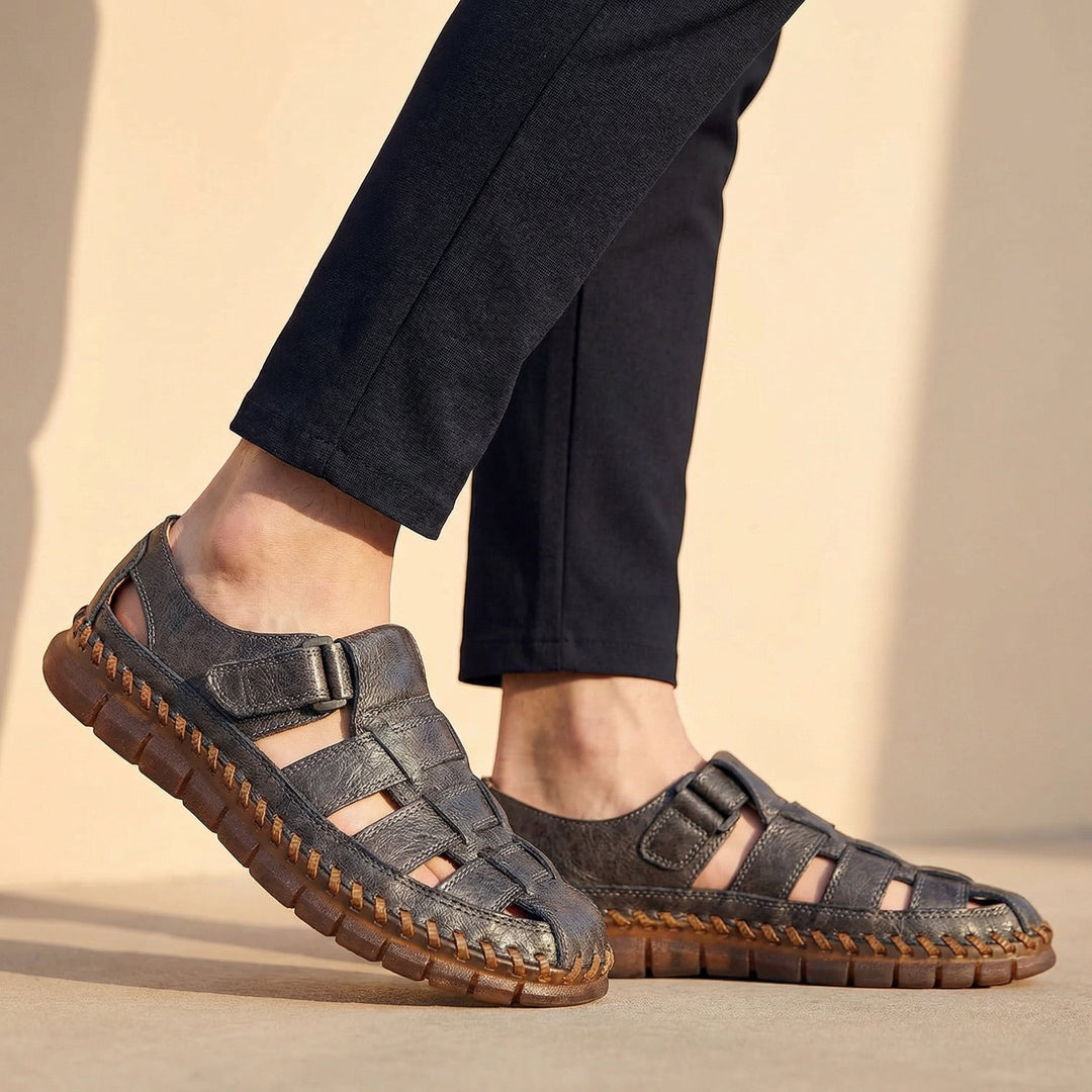 Genomskurna herrsandaler – Sandaler herrmode | LUMINĀFASH