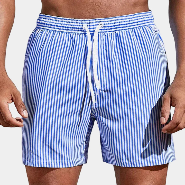 Randiga herrbadshorts med snörning – Shorts herrmode | LUMINĀFASH