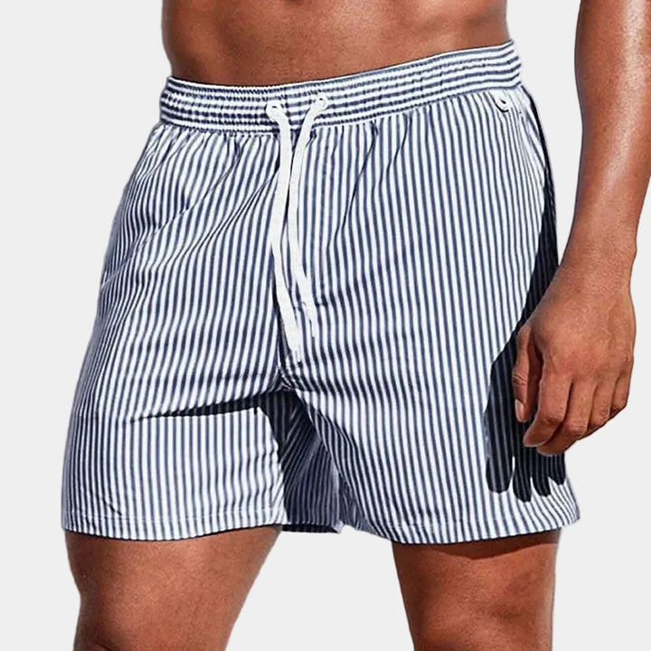 Randiga herrbadshorts med snörning – detalj 2 | LUMINĀFASH